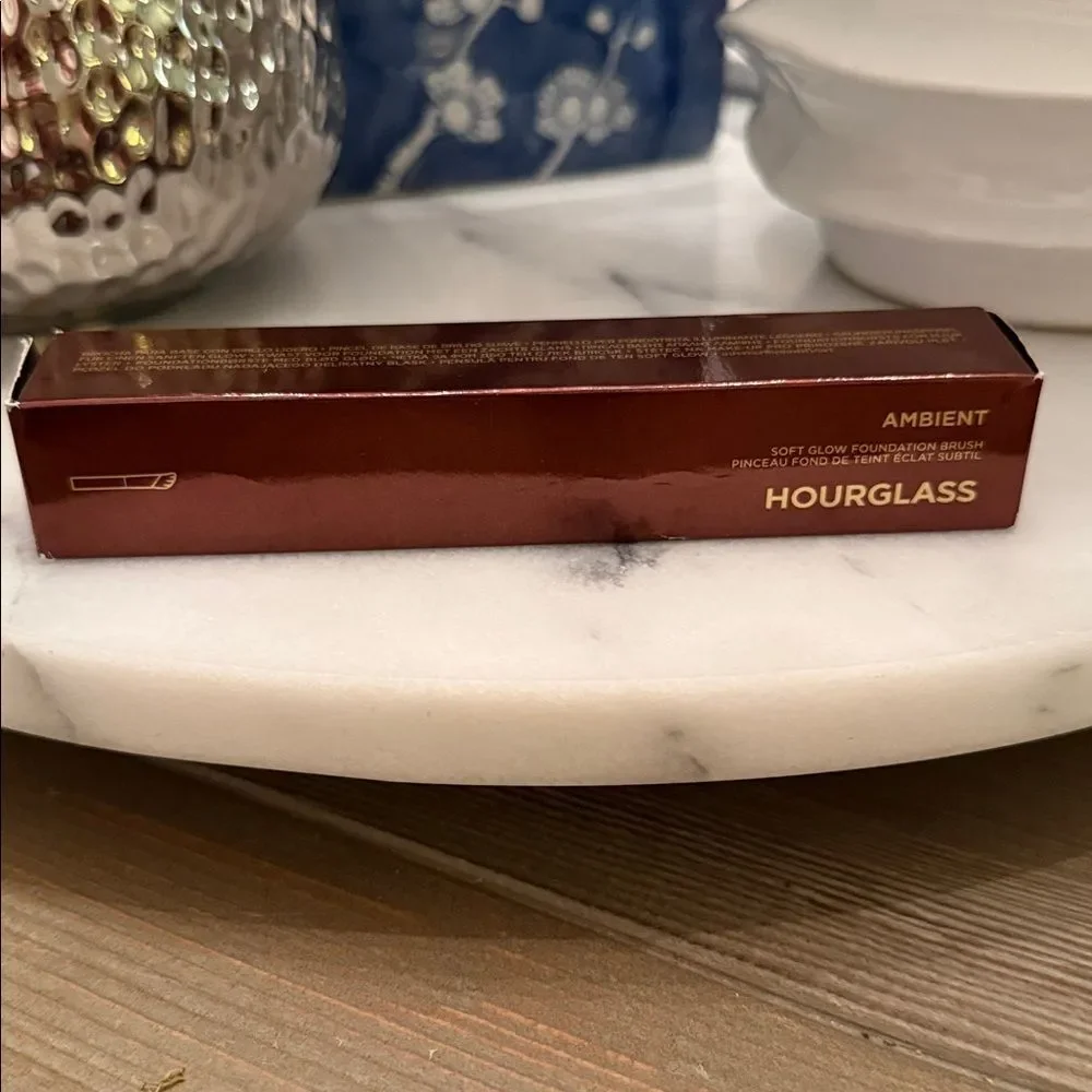 Hourglass AMBIENT SOFT GLOW FOUNDATION BRUSH